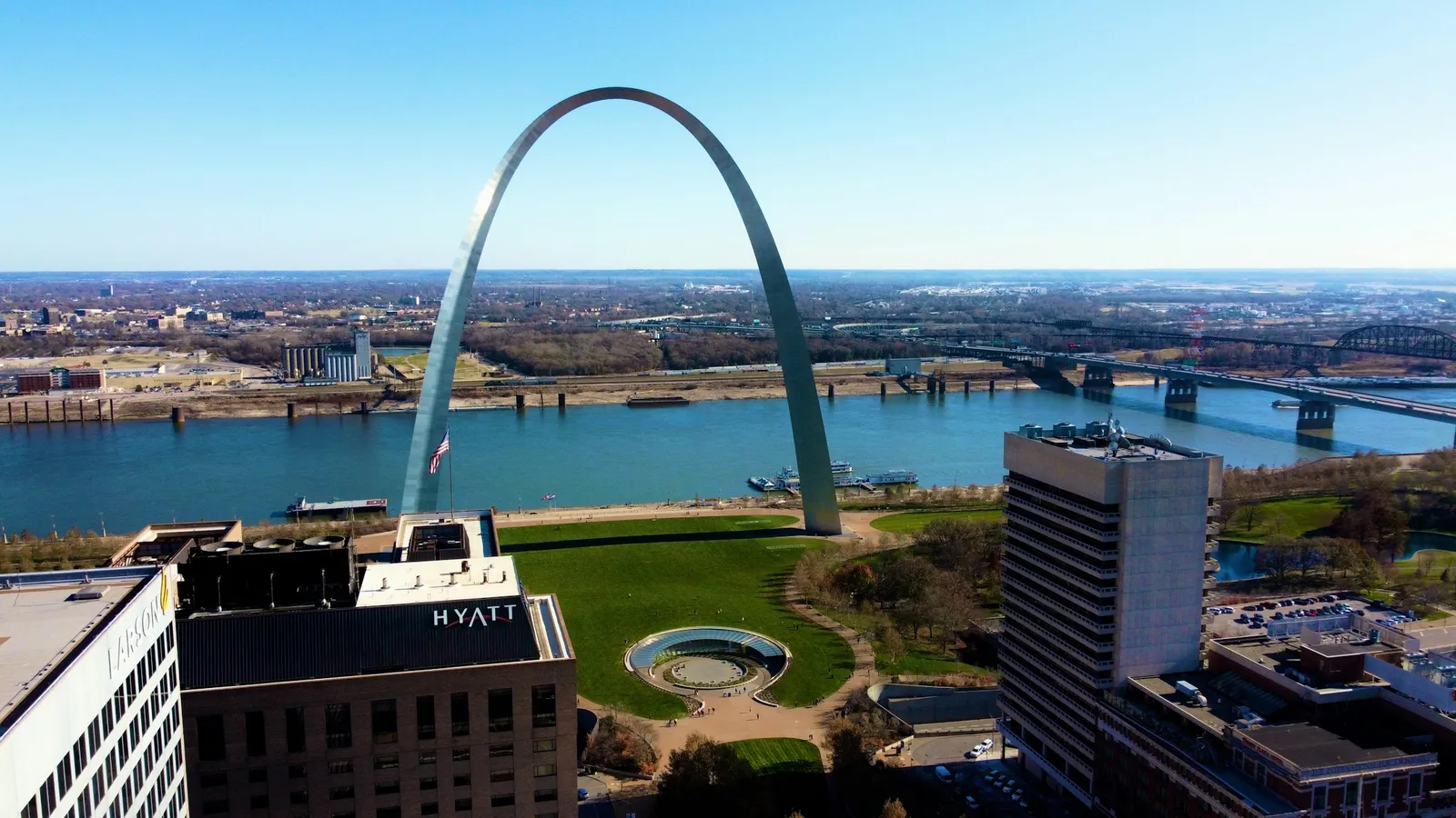 Gateway Arch beside the Mississippi River with Illinois across the water